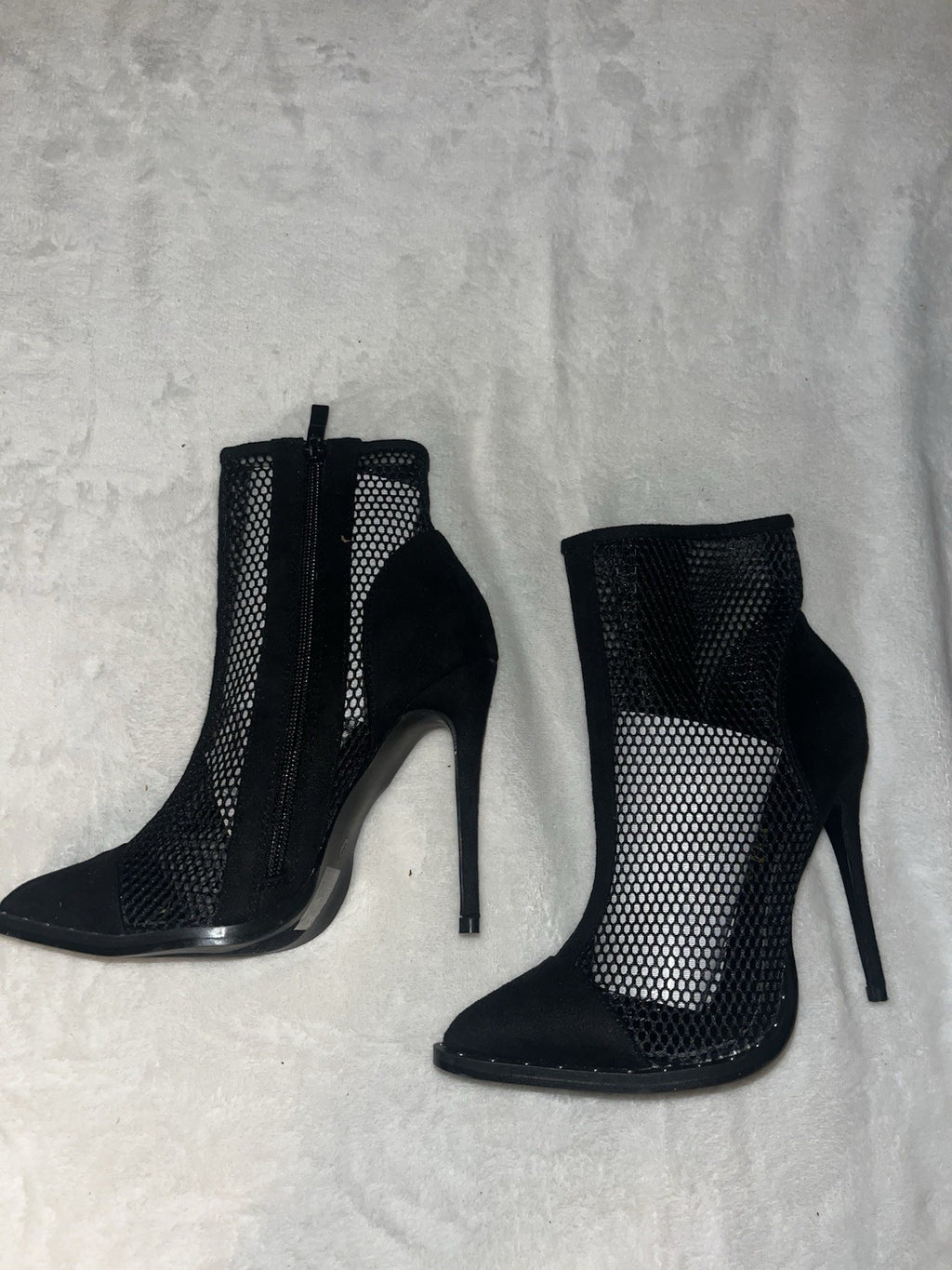 Ladies-Laser Detail Pointy Heel Shoe in black Size 7