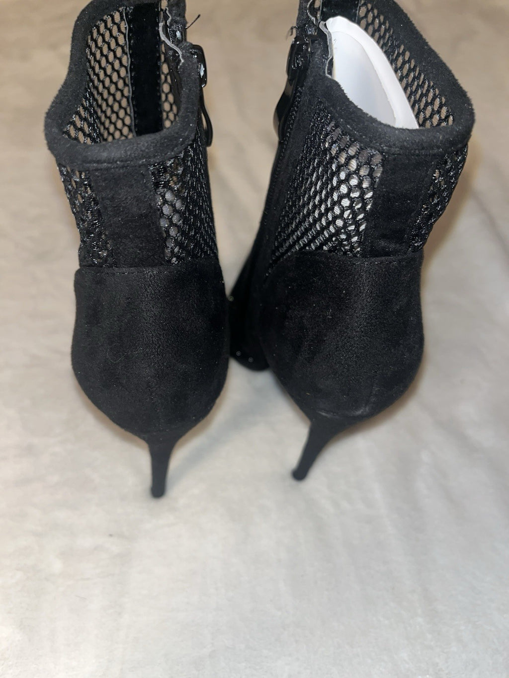 Ladies-Laser Detail Pointy Heel Shoe in black Size 7