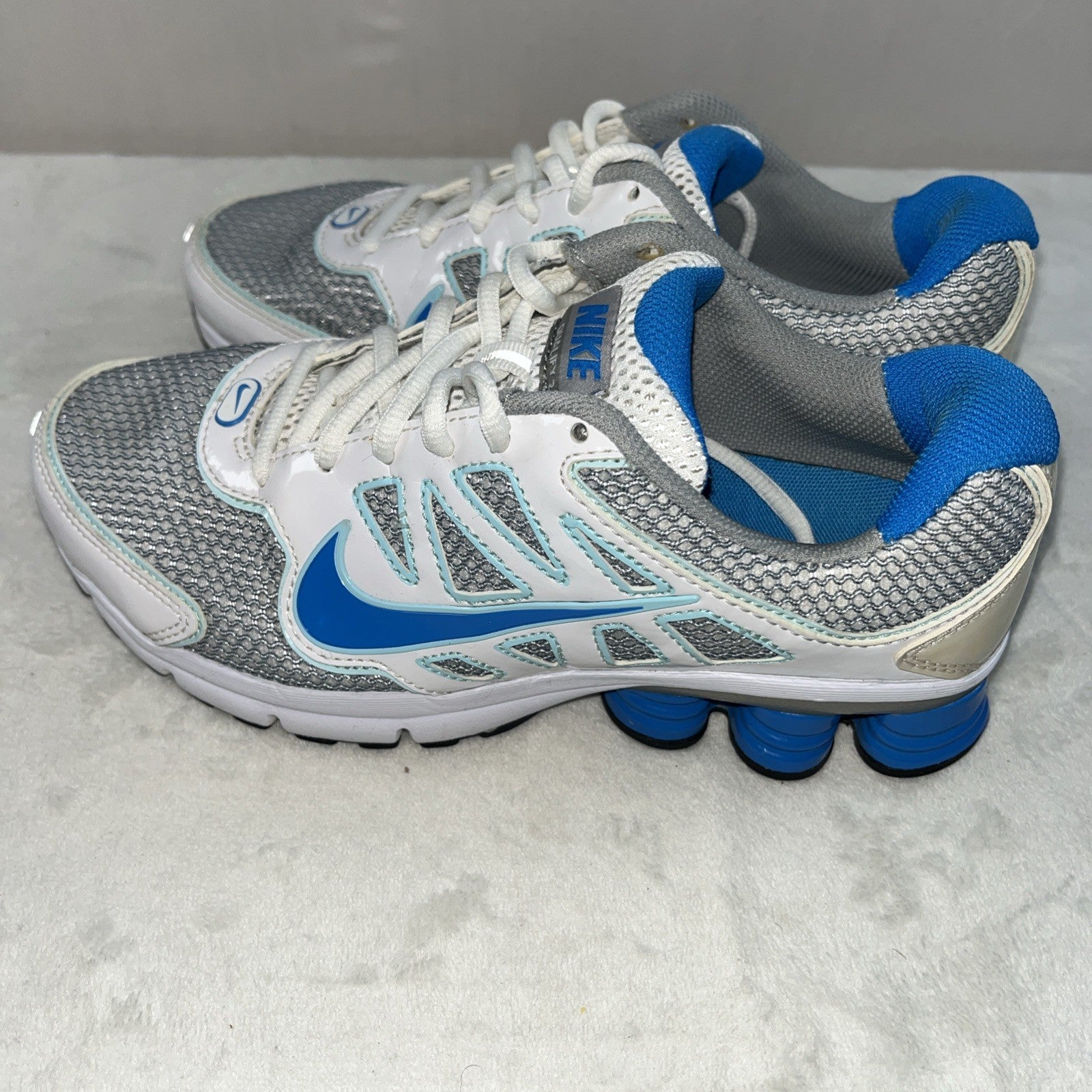 Size 6.5 - Nike Shox Qualify 2 White 2011