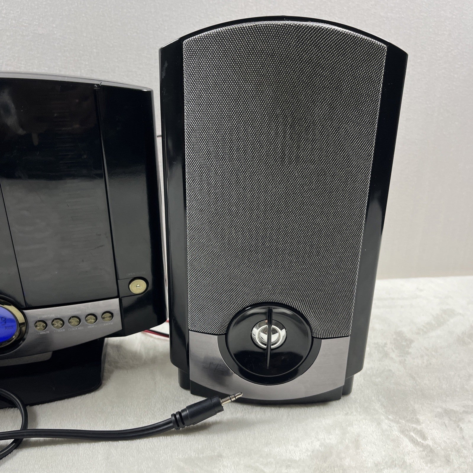 GPX HM3817DTBK Home Music System with Remote and AM/FM Radio black