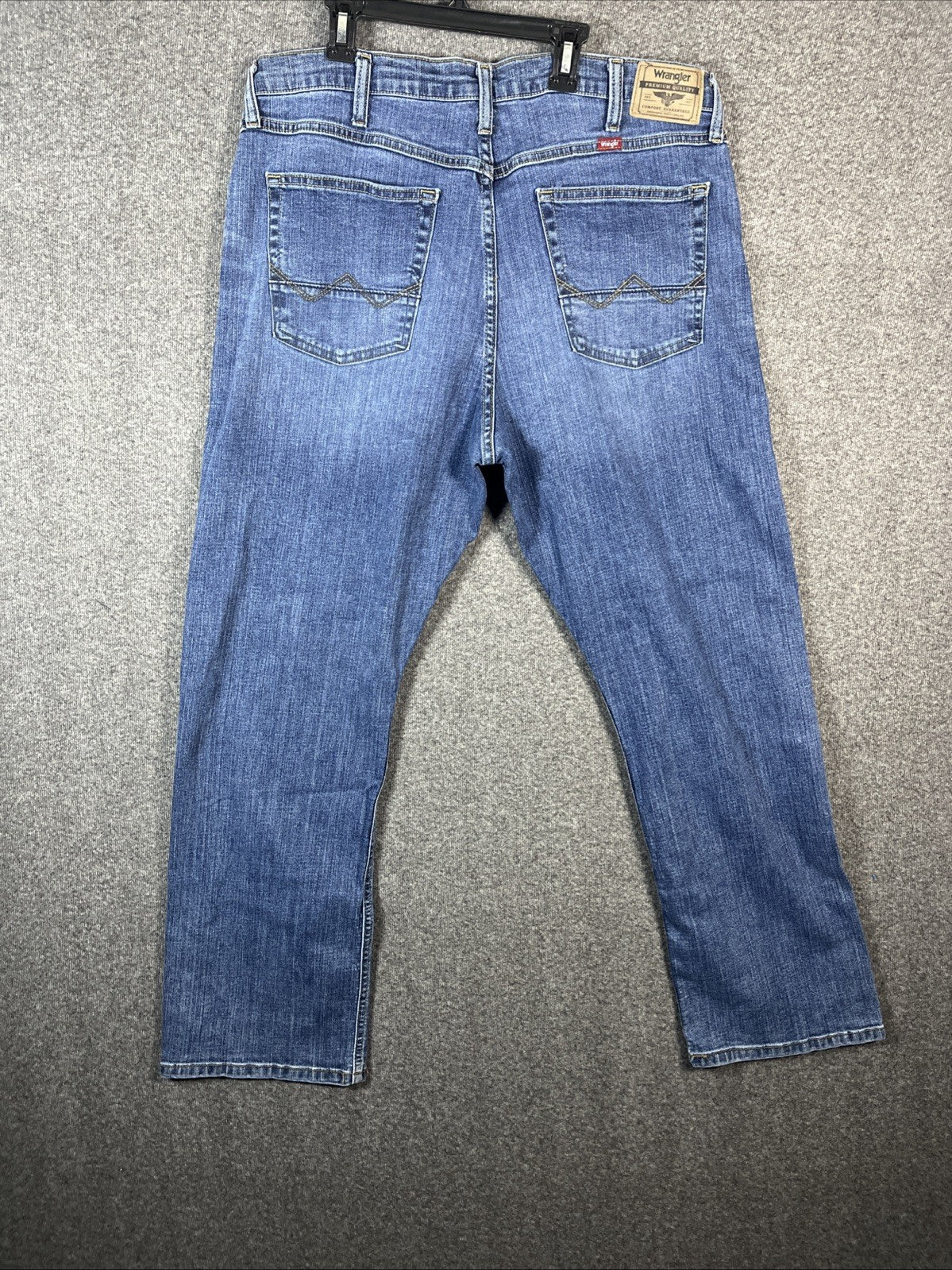 Wrangler jeans relaxed boot cut men’s blue denim size 36×30 zipper button flower