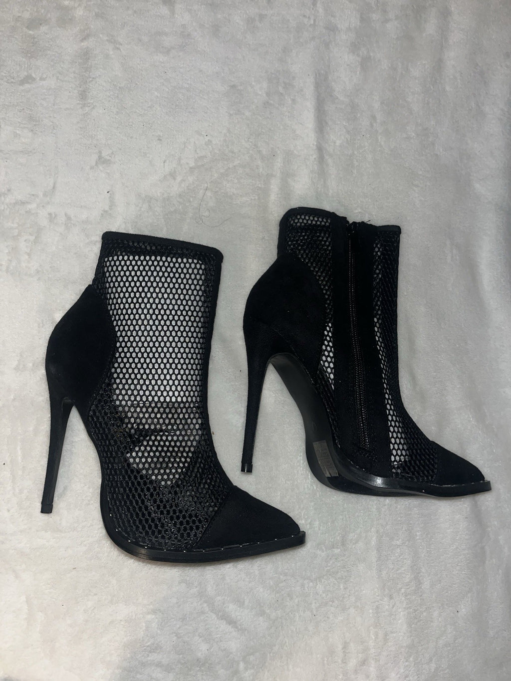 Ladies-Laser Detail Pointy Heel Shoe in black Size 7
