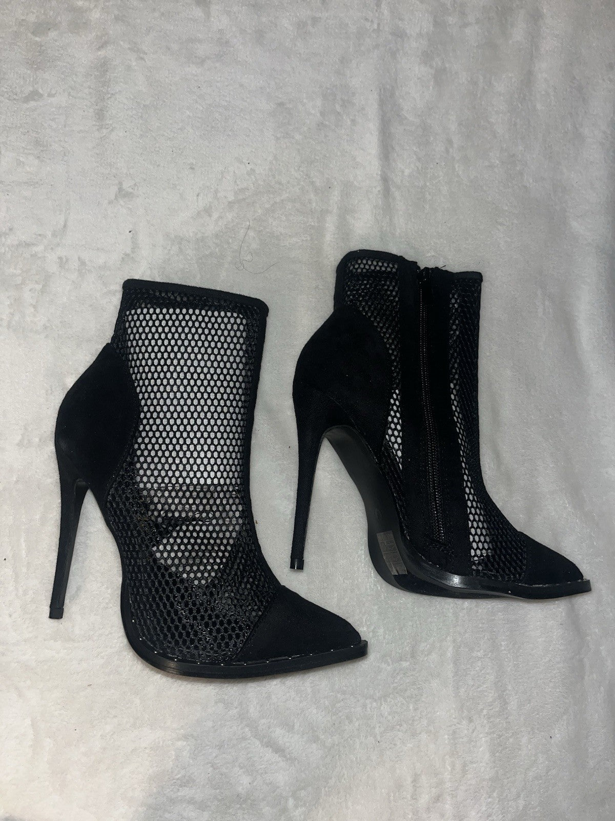 Ladies-Laser Detail Pointy Heel Shoe in black Size 7