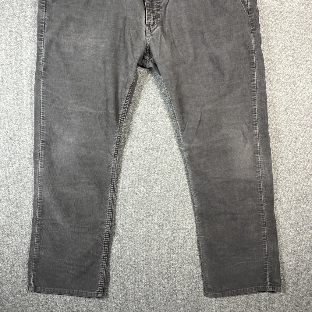 Levi’s 515 Black corduroy Relax Fit size 38x30 men’s Button Zip 5 Pocket Design 