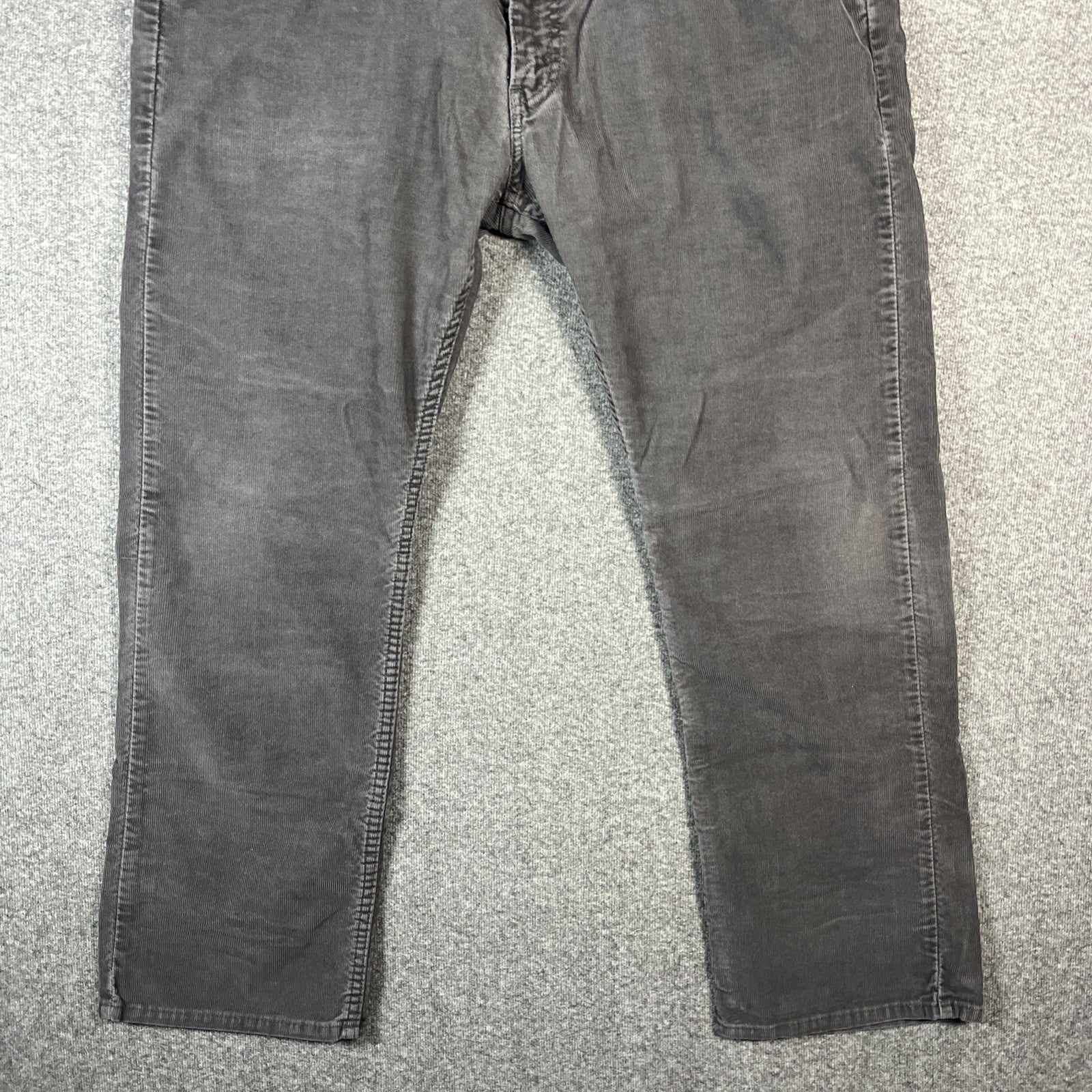 Levi’s 515 Black corduroy Relax Fit size 38x30 men’s Button Zip 5 Pocket Design 