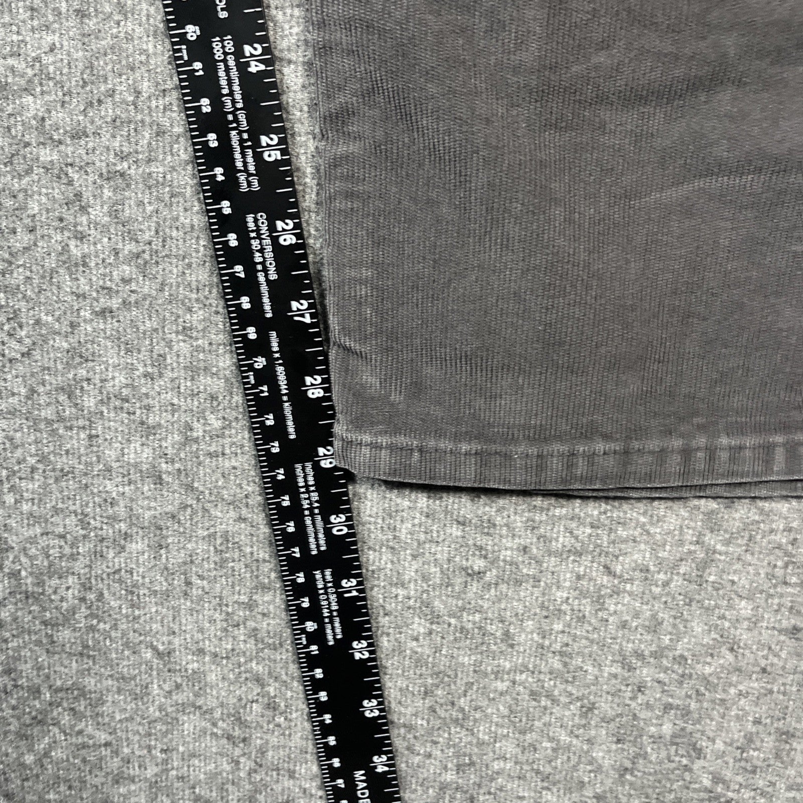 Levi’s 515 Black corduroy Relax Fit size 38x30 men’s Button Zip 5 Pocket Design 