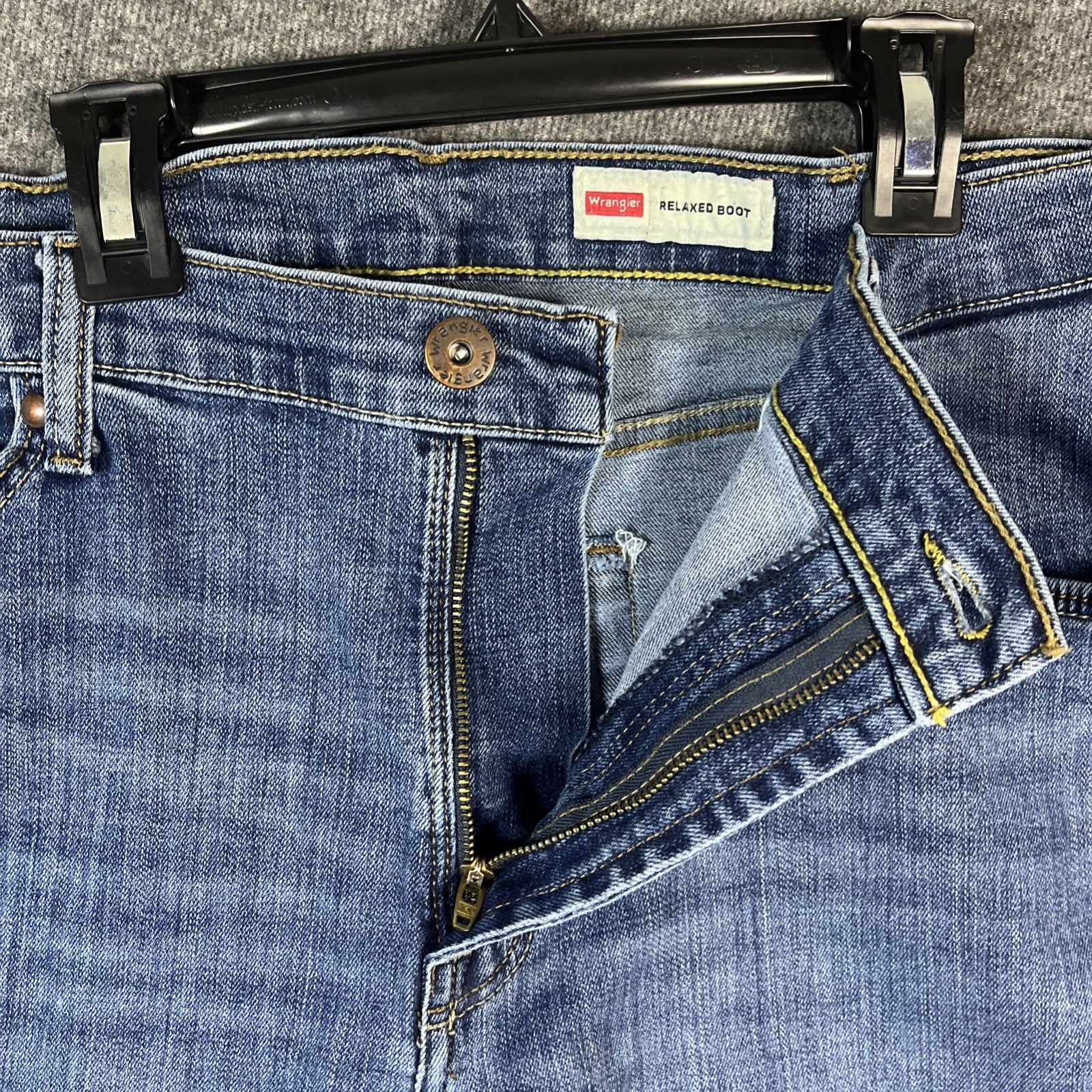 Wrangler jeans relaxed boot cut men’s blue denim size 36×30 zipper button flower