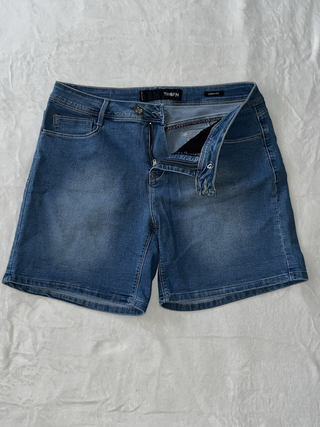 Thorn Jean Shorts Women’s Size 14 Stretch Curvy Fit Blue Denim 
