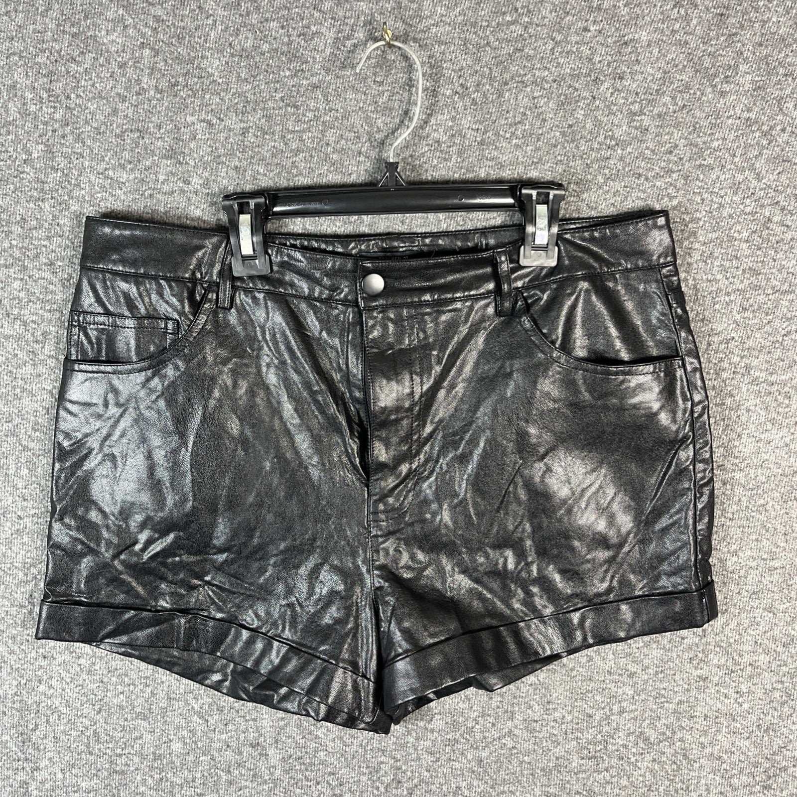 Forever 21 Women’s Shorts Faux Leather Black Size 31 Button Zip 