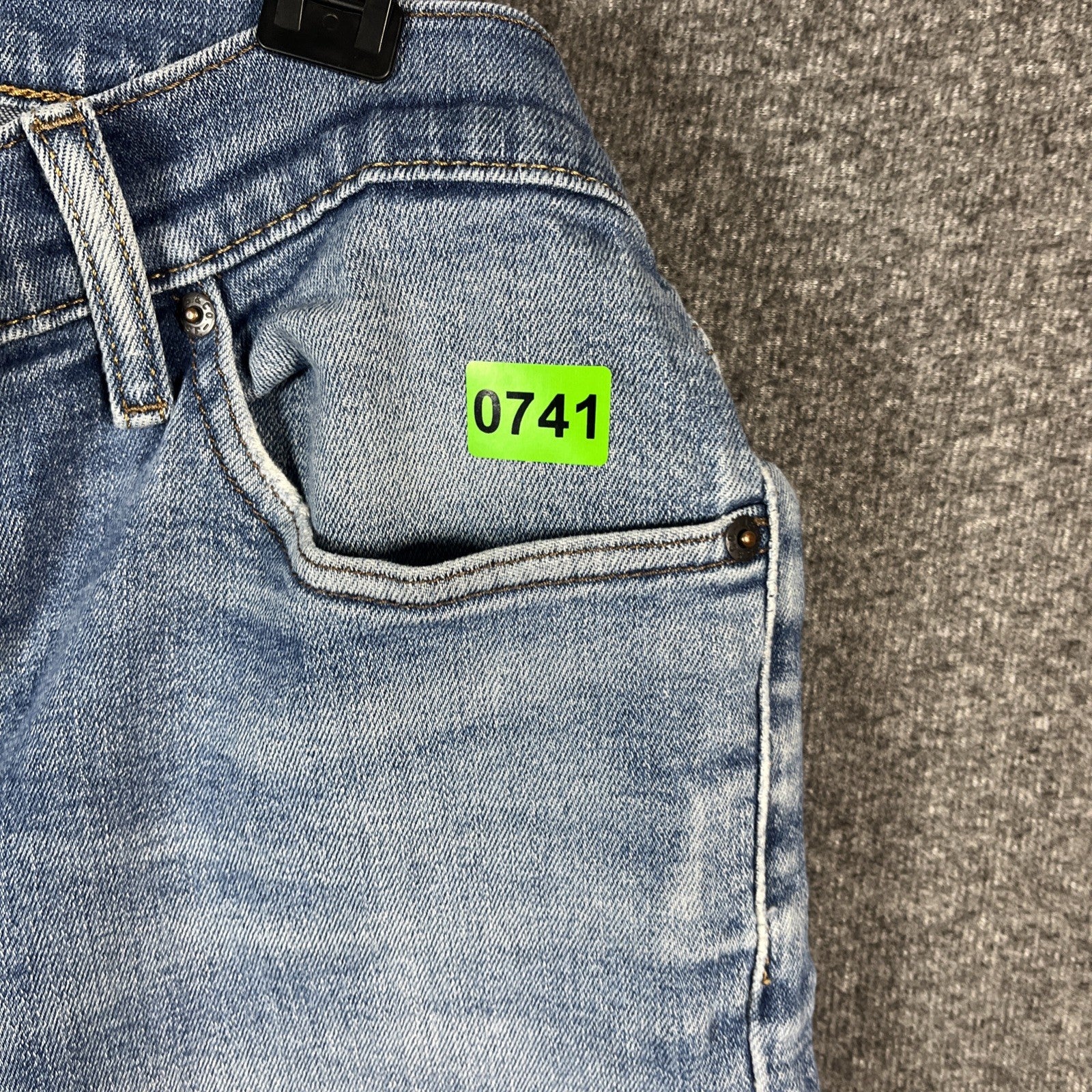Levi’s 541 light blue denim jeans size 32×32 button zipper fly relaxed fit