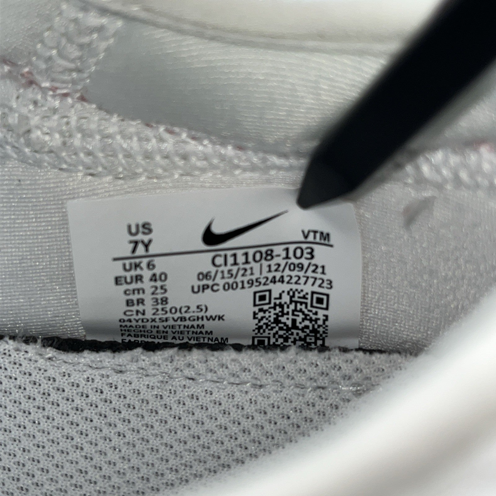 Size 7Y- Nike Air Max 270 Extreme Low White Pink Glaze