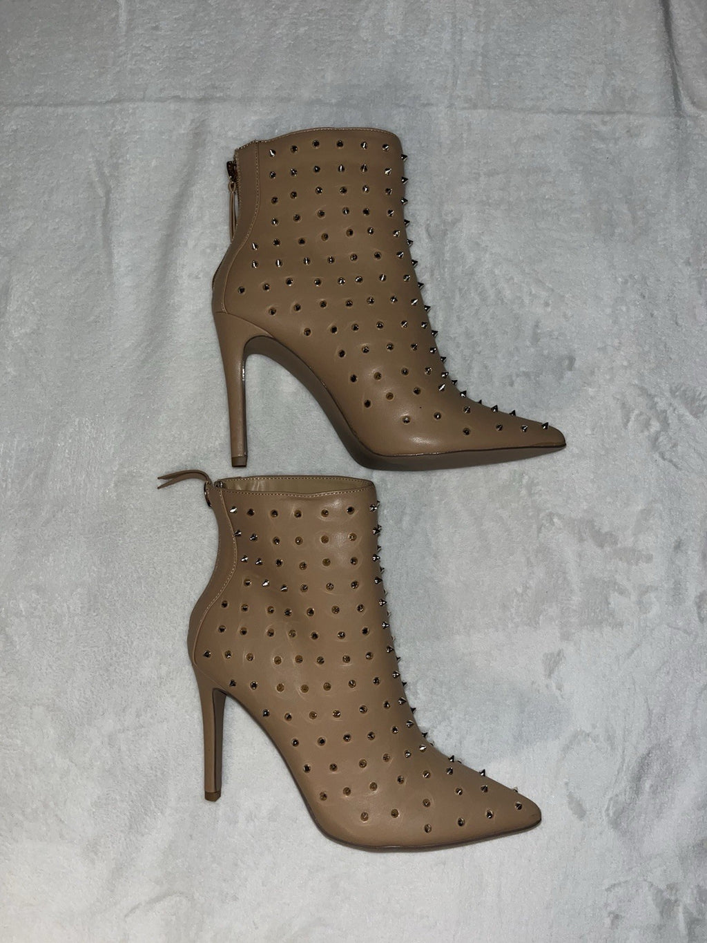 CYNARA US8/UK6/EU 38.5 MADE IN CHINA WOMENS TAN STUDDED HEELS STILETTO