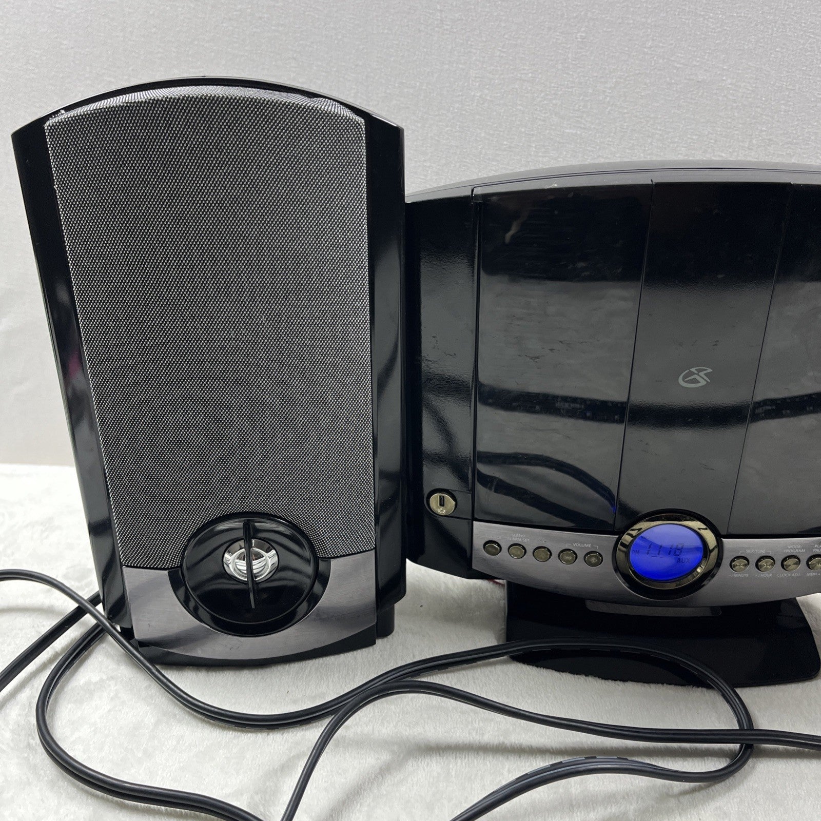 GPX HM3817DTBK Home Music System with Remote and AM/FM Radio black
