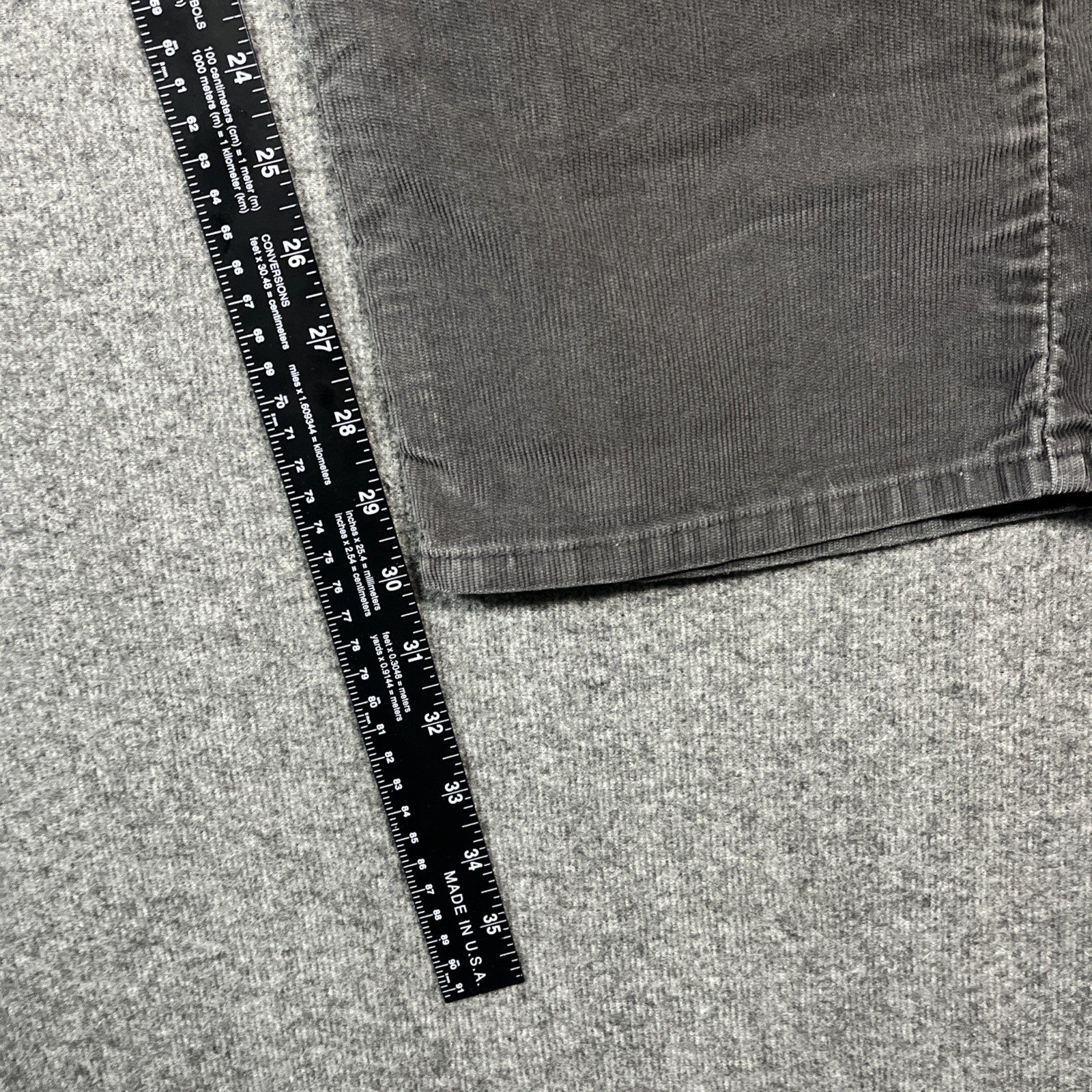 Levi’s 515 Black corduroy Relax Fit size 38x30 men’s Button Zip 5 Pocket Design 
