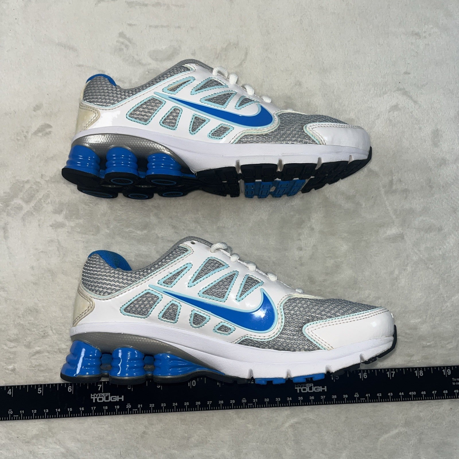 Size 6.5 - Nike Shox Qualify 2 White 2011