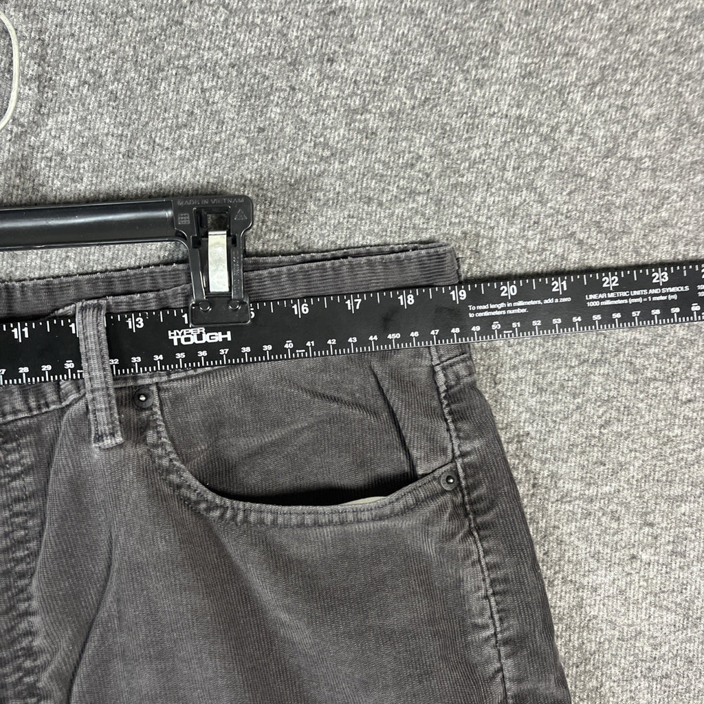 Levi’s 515 Black corduroy Relax Fit size 38x30 men’s Button Zip 5 Pocket Design 
