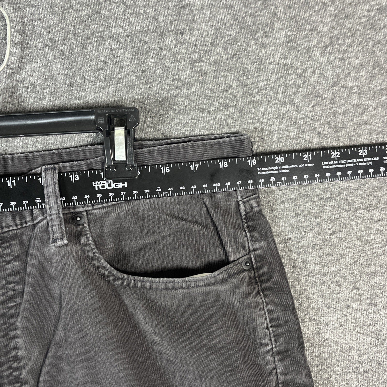 Levi’s 515 Black corduroy Relax Fit size 38x30 men’s Button Zip 5 Pocket Design 