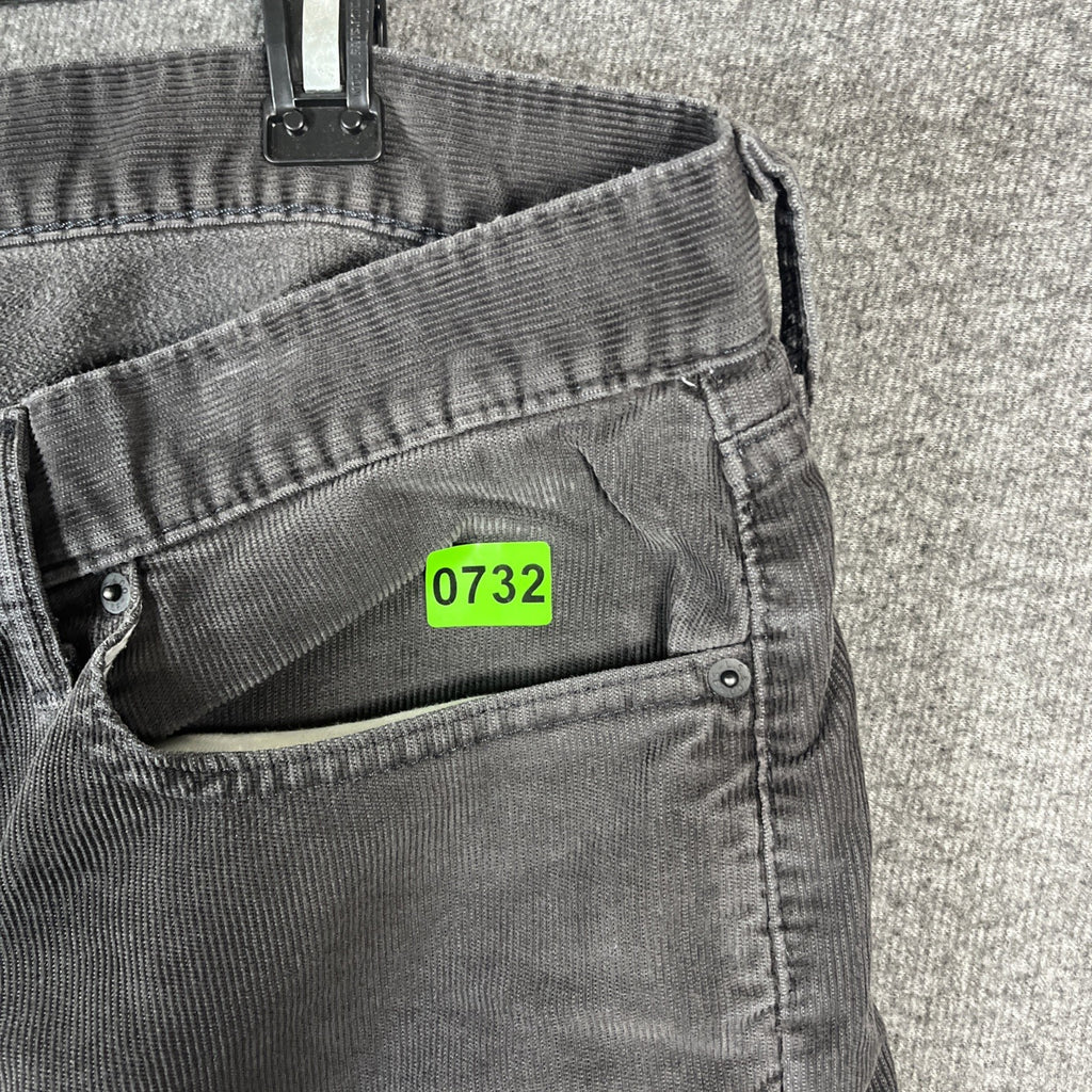 Levi’s 515 Black corduroy Relax Fit size 38x30 men’s Button Zip 5 Pocket Design 