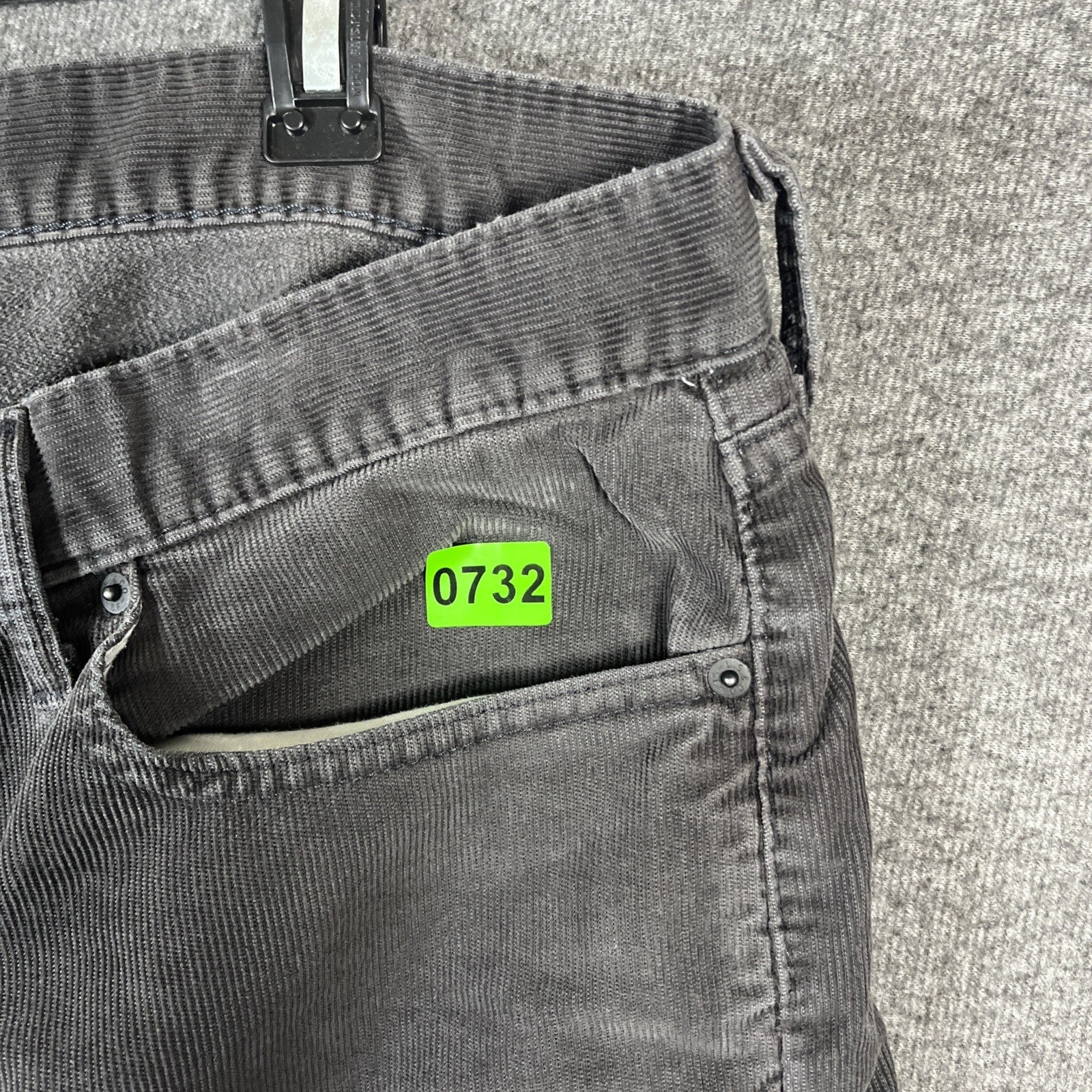 Levi’s 515 Black corduroy Relax Fit size 38x30 men’s Button Zip 5 Pocket Design 