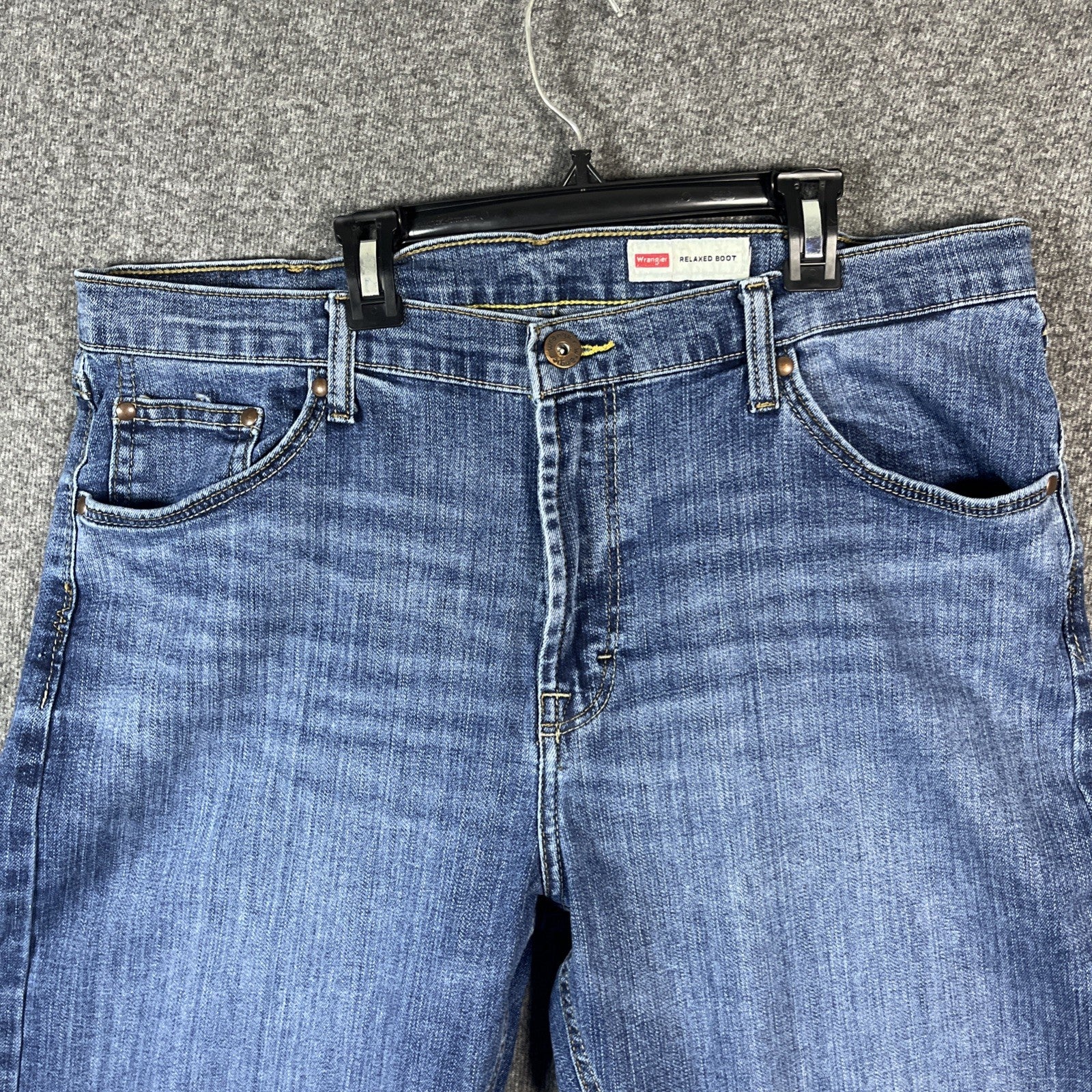 Wrangler jeans relaxed boot cut men’s blue denim size 36×30 zipper button flower