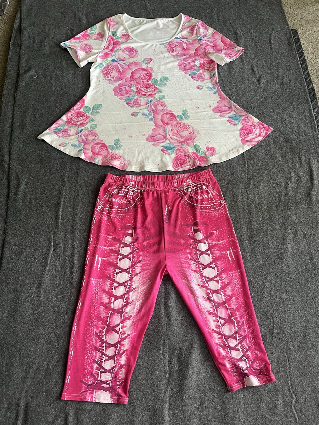 Woman’s 2 Piece Outfit Floral Print Peplum Top Capris Pink White 