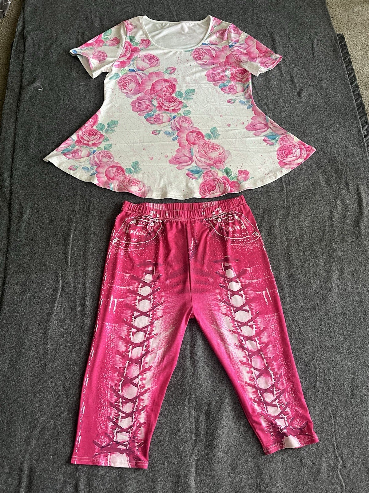 Woman’s 2 Piece Outfit Floral Print Peplum Top Capris Pink White 
